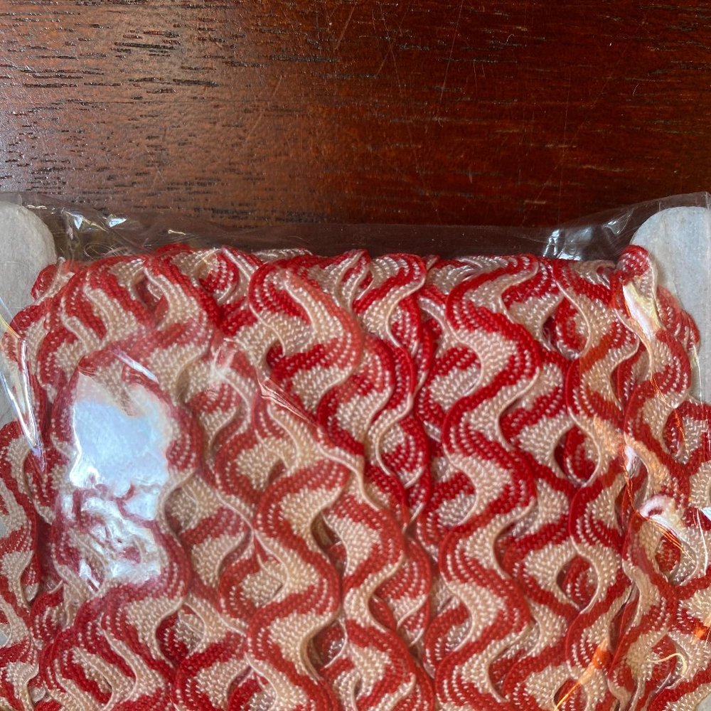 Red & White 6mm Ric Rac Trim - Picture 2 of 2